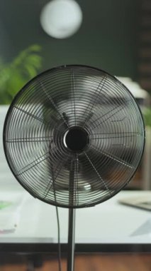 Yaz zamanı. Modern yeşil ofiste metal vantilatör.