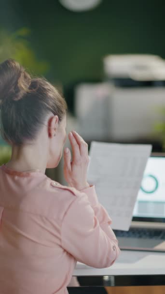 Modern Ofiste Başı Ağrıyan Belgeli Modern Bir Kadının Arkasından Görüldü — Stok video
