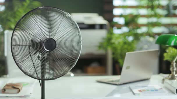 夏時間だ 現代のグリーンオフィスの電気換気装置は — ストック動画