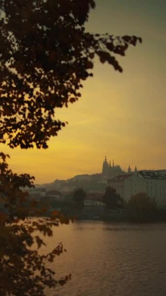 Τοπίο Vltava Ποταμού Και Karlov Γέφυρα Βράδυ Του Φθινοπώρου Στην — Αρχείο Βίντεο