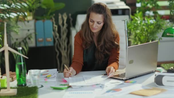 Розслаблений Модний Річний Власник Малого Бізнесу Жінка Розтягуванням Ноутбука Сучасному — стокове відео