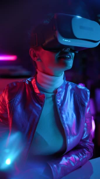 Neonový Metaverzní Futuristický Koncept Elegantní Obchodní Žena Sluchátka Tmavém Pozadí — Stock video
