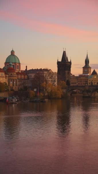 Ландшафт Рекой Влтава Карловым Мостом Вечером Осенью Праге Чехия — стоковое видео