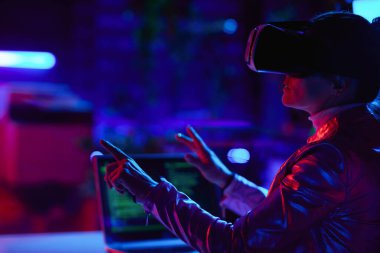 Modern iş kadınlarının modern ofiste sanal gerçeklik tasarladıklarını görüyoruz..