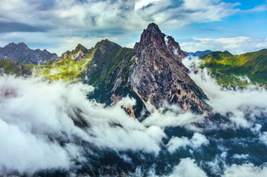 Dolomitlerde yaz zamanı. Dağlı ve bulutlu manzara.