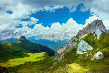 Dolomitlerde yaz zamanı. Dağlı, tepeli ve bulutlu manzara.