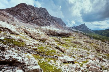 Dolomitlerde yaz zamanı. Dağlı, bulutlu ve kayalıklı manzara.