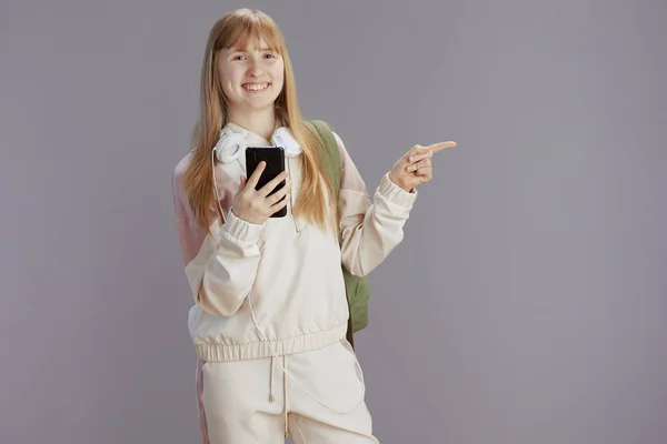 Úsměv Módní Teenager Dívka Béžové Teplákové Soupravy Sluchátky Pomocí Smartphone — Stock fotografie