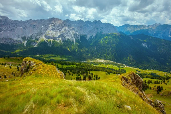 Zomertijd Dolomieten Landschap Met Bergen Heuvels Wolken Gras Bomen — Stockfoto