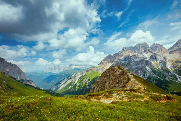 Ora Legale Nelle Dolomiti Paesaggio Con Montagne Nuvole Erba — Foto Stock