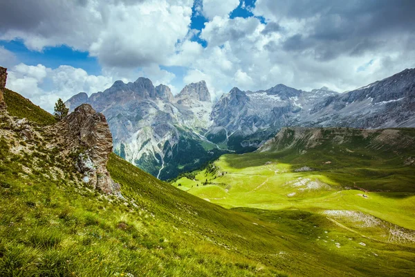 Zomertijd Dolomieten Landschap Met Bergen Heuvels Wolken Gras — Stockfoto