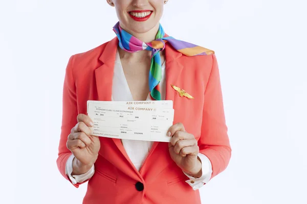 Detailní Záběr Usmívající Moderní Letuška Žena Bílém Pozadí Uniformě Letenkami — Stock fotografie