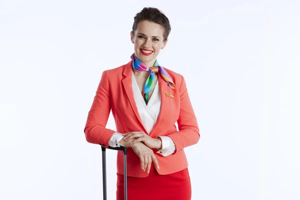 Gülümseyen Modern Uçuş Görevlisi Kadın Üniformalı Seyahat Çantalı Beyaz Arka — Stok fotoğraf