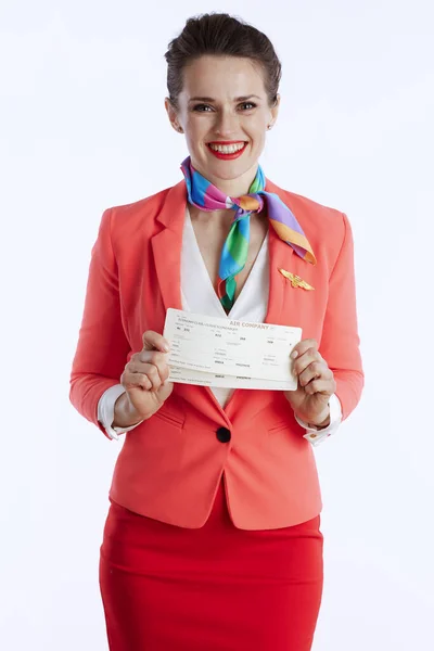 Gülümseyen Zarif Hostes Kadın Uçuş Biletleriyle Beyaz Arka Planda Izole — Stok fotoğraf