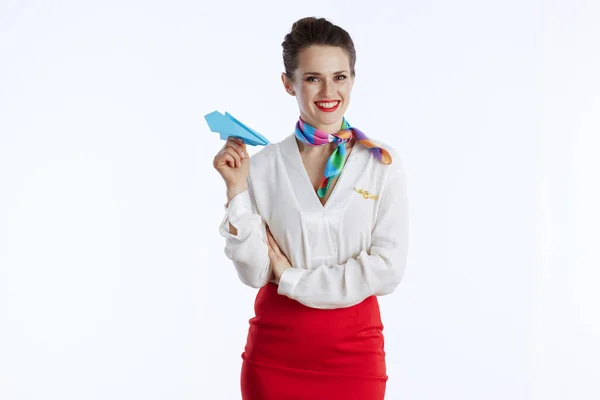 Усміхнена Стильна Жіноча Стюардеса Білому Тлі Уніформі Синім Паперовим Літаком — стокове фото