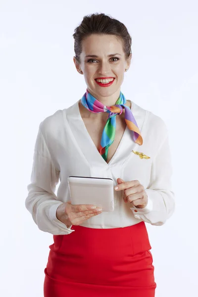 Sorridente Hostess Femminile Moderna Isolata Sfondo Bianco Uniforme Utilizzando Tablet — Foto Stock