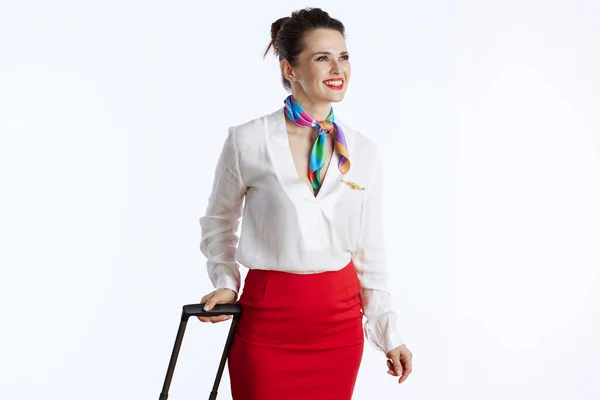 Usmívající Stylový Ženský Letuška Proti Bílému Pozadí Uniformě Cestovní Taškou — Stock fotografie