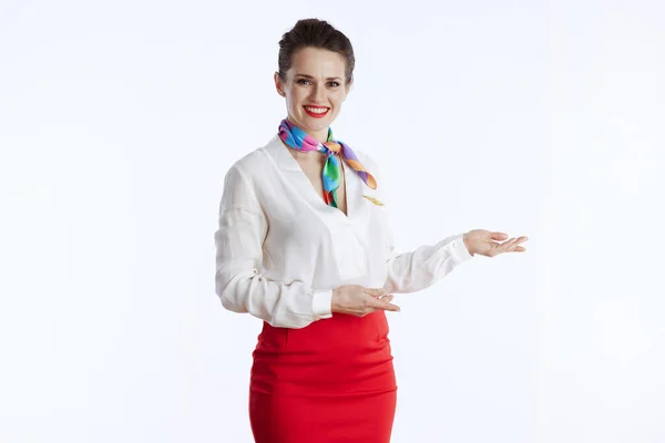 Feliz Elegante Assistente Bordo Feminino Contra Fundo Branco Uniforme Acolhedor — Fotografia de Stock
