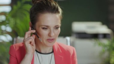 Neon metaevren fütüristik konsepti. Ofiste akıllı telefon uygulaması kullanan iş kadınına yakın çekim.