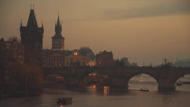 Vltava Nehri Charles Köprüsü Sonbaharda Prag Çek Cumhuriyeti Nde Günbatımında — Stok video