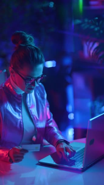 Neon Metaverse Futuristiska Koncept Trendig Affärskvinna Glasögon Med Kreditkort Med — Stockvideo