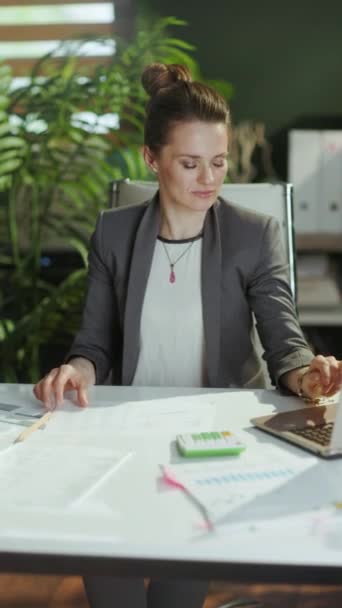 Устойчивое Рабочее Место Улыбающаяся Современная Деловая Женщина Современном Зеленом Офисе — стоковое видео