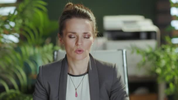 持続可能な職場 仕事でリラックスした現代のビジネス女性が呼吸法を — ストック動画