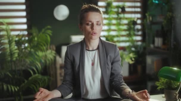 Nachhaltiger Arbeitsplatz Entspannte Moderne Geschäftsfrau Bei Der Arbeit Beim Meditieren — Stockvideo