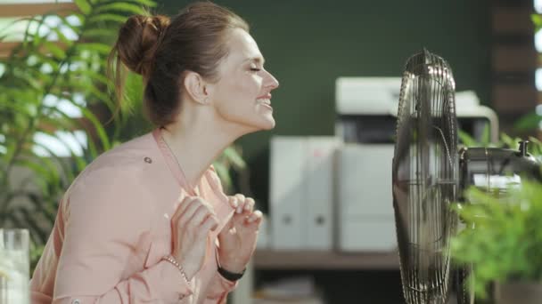 Lugar Trabajo Sostenible Sonriente Contable Moderna Mujer Trabajo Con Ventilador — Vídeo de stock