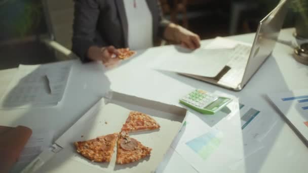 Locul Muncă Durabil Închiderea Angajatului Unei Femei Birou Verde Pizza — Videoclip de stoc