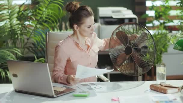 Posto Lavoro Sostenibile Sorridente Moderna Anni Dipendente Donna Moderno Ufficio — Video Stock