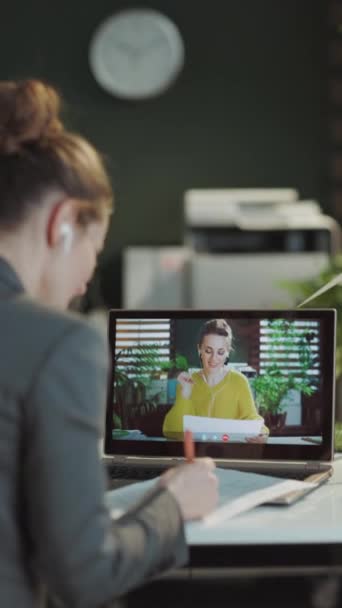 Gezien Van Achter Moderne Vrouw Met Laptop Met Webcam Vergadering — Stockvideo