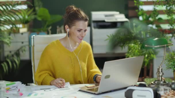 Sonriente Elegante Propietaria Una Pequeña Empresa Mujer Suéter Amarillo Con — Vídeo de stock