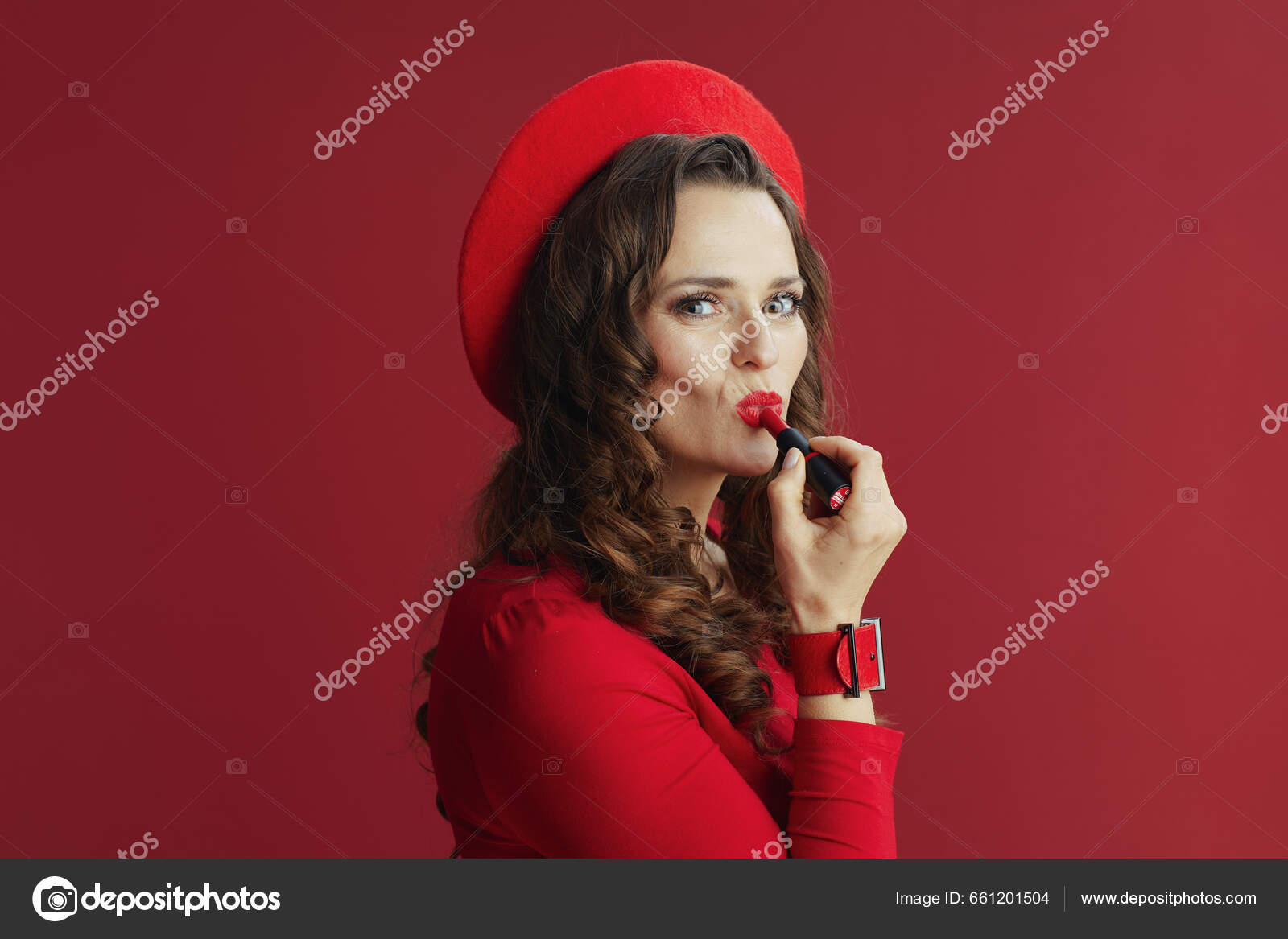 Ευτυχισμένο Βαλεντίνο Κομψή Γυναίκα Κόκκινο Φόρεμα Και Μπερέ Απομονώνονται  Κόκκινο — Φωτογραφία Αρχείου © CITAlliance #661201504