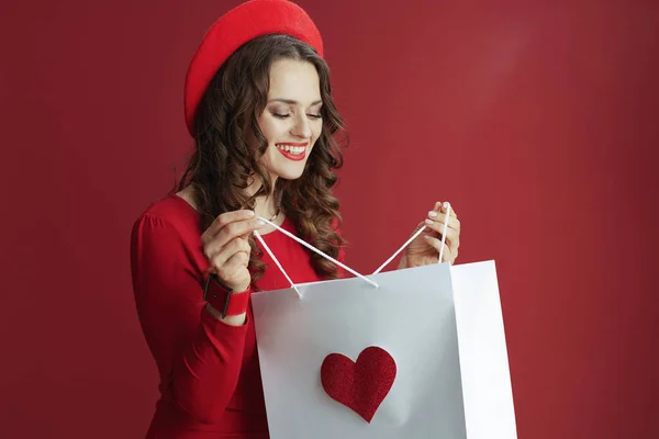 Feliz San Valentín Feliz Elegante Mujer Años Vestido Rojo Boina —  Fotos de Stock