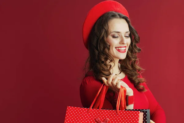 ハッピーバレンタイン 赤いドレスを着たスタイリッシュな女性と赤い服を着た買い物袋を持ったベレー帽 — ストック写真