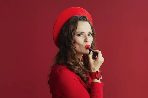 ハッピーバレンタイン 赤のドレスとベレー帽のスタイリッシュな女性は赤い口紅で赤の背景に隔離されました — ストック写真