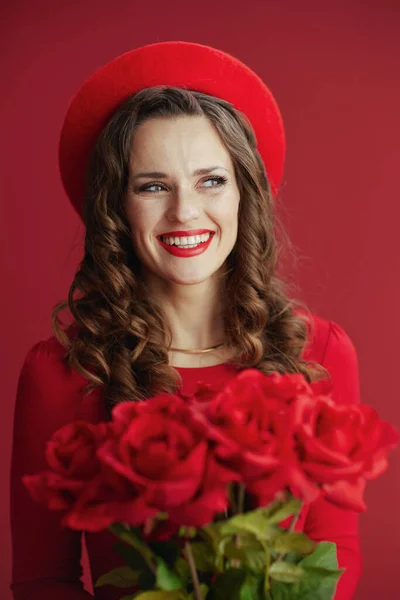 ハッピーバレンタイン 幸せな現代女性で赤いドレスとベレー帽で赤いバラ — ストック写真