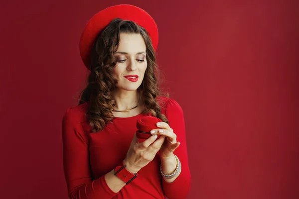 Feliz San Valentín Curiosa Mujer Elegante Vestido Rojo Boina Aislada —  Fotos de Stock