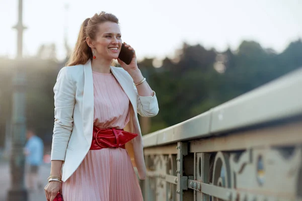 Улыбающаяся Элегантная Летняя Женщина Розовом Платье Белой Куртке Городе Говорит — стоковое фото