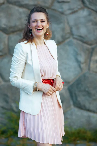 Mujer Joven Feliz Vestido Rosa Chaqueta Blanca Ciudad Contra Pared —  Fotos de Stock