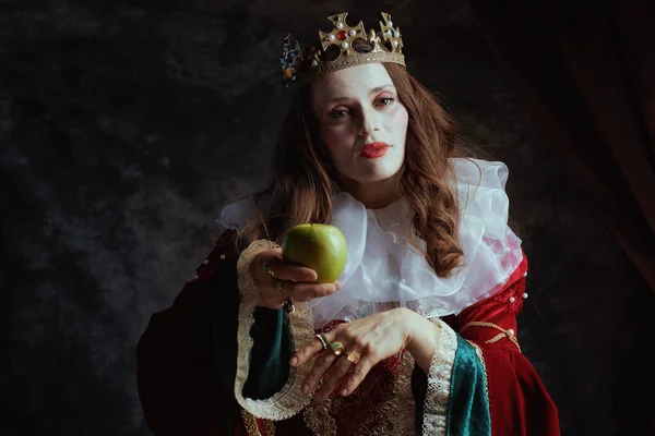 Ortaçağ Kraliçesi Kırmızı Elbiseli Yeşil Elmalı Beyaz Yakalı Koyu Gri — Stok fotoğraf