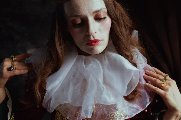 Μεσαιωνική Βασίλισσα Κόκκινο Φόρεμα Λευκό Γιακά Σκούρο Γκρι Φόντο — Φωτογραφία Αρχείου