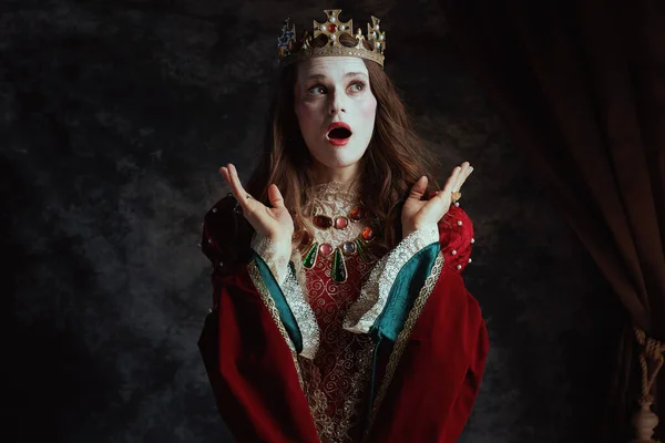 Kırmızı Elbiseli Beyaz Makyajlı Tacı Koyu Gri Arkaplanlı Ortaçağ Kraliçesi — Stok fotoğraf