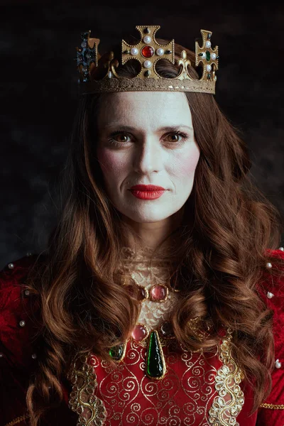 Rainha Medieval Vestido Vermelho Com Maquiagem Branca Coroa Fundo Cinza — Fotografia de Stock