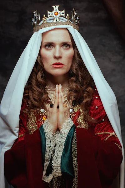 Średniowieczna Królowa Czerwonej Sukience Welonem Koroną Modląca Się Ciemnoszarym Tle — Zdjęcie stockowe