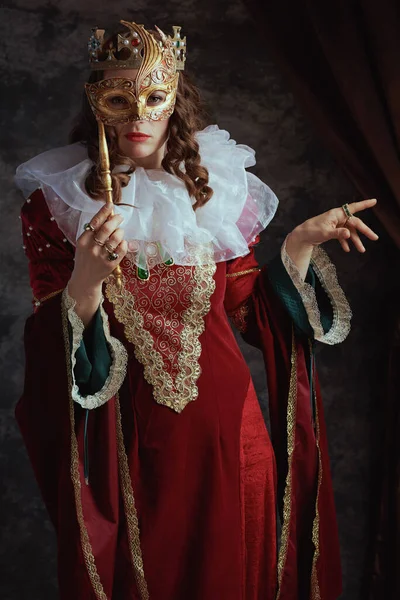 Rainha Medieval Vestido Vermelho Com Máscara Veneziana Colarinho Branco Coroa — Fotografia de Stock