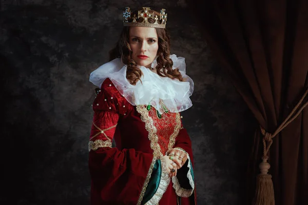 Middeleeuwse Koningin Rode Jurk Met Witte Kraag Kroon Donkergrijze Achtergrond — Stockfoto