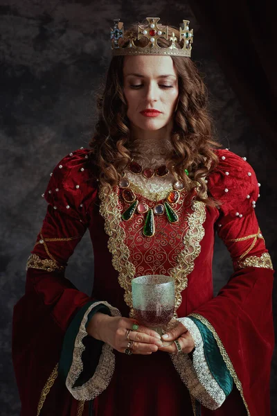 Kırmızı Elbiseli Tacı Koyu Gri Arka Planda Olan Ortaçağ Kraliçesi — Stok fotoğraf
