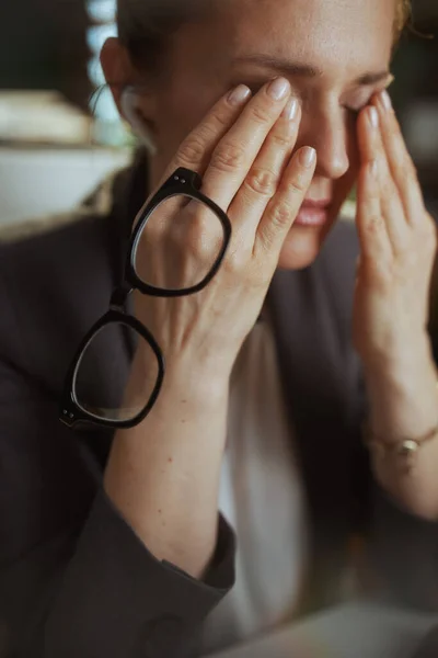 Hållbar Arbetsplats Trött Modern Småföretagare Kvinna Jobbet Med Glasögon Och — Stockfoto